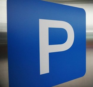 Blaues Schild mit einem weißen P