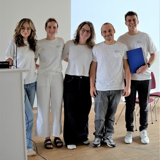 Sonography working group Six people stand in a row and smile.