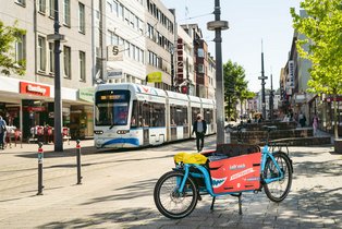 Lastenfahrrad in Wittener Innenstadt vor Straßenbahn und EuroShop