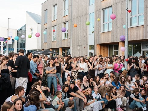 Das Publikum für die Bühnenshow von vorne.