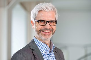 Portrait photo of Prof. Dr. med. Tobias Esch