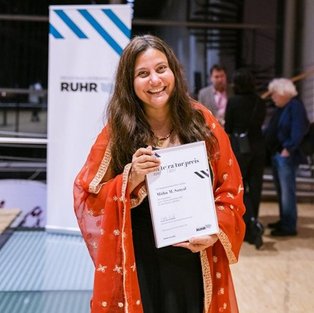 Literaturpreisträgerin Mithu Sanyal bei der Verleihung 2021 (Foto: Bibliothek Witten)