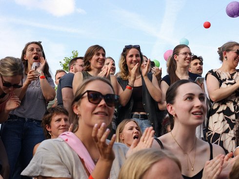 Nahaufnahme von mehreren Personen im Publikum.