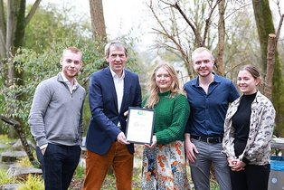 (Copyright: Tall Trees Media, Photo: Felina Gust) Team of the student sustainability office of Witten/Herdecke University with certificate