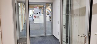 (Foto: Britta Koch) Eingang Wittenlab Glastür