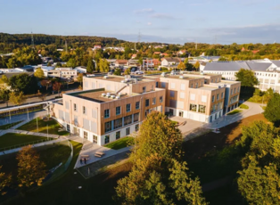 Luftbildaufnahme der Gebäude der Universität Witten/Herdecke