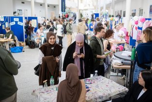 Studierende informieren sich beim Markt der Möglichkeiten. 