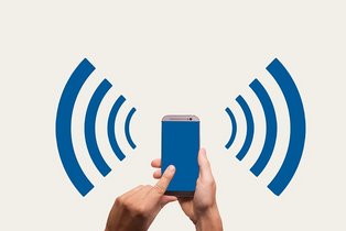WLAN (Bild: Pixabay/Gerd Altmann) Hände, die ein Smartphone halten