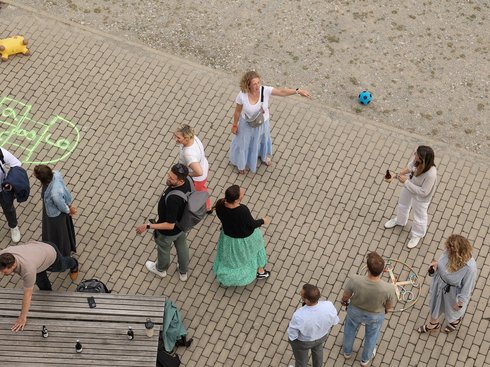 Menschen von oben fotografiert.